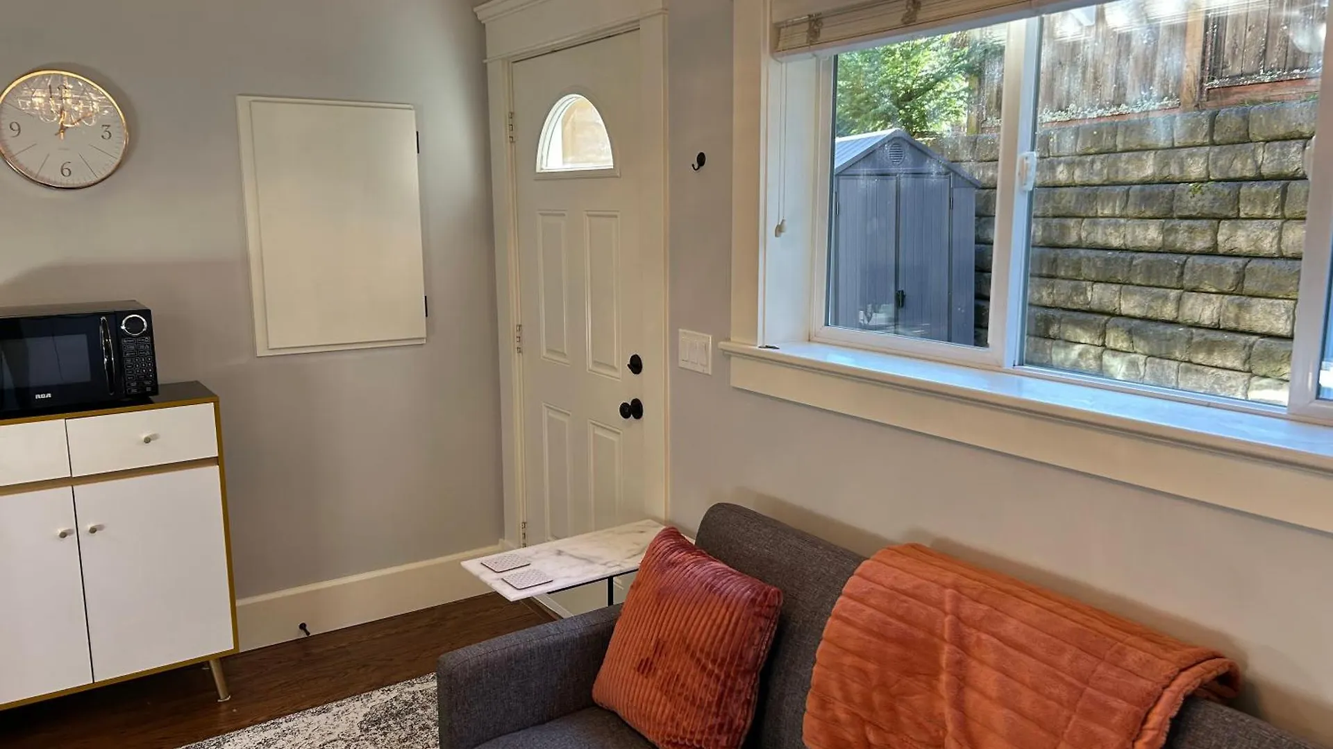 Garden Suite In Colwood Victoria 0*,